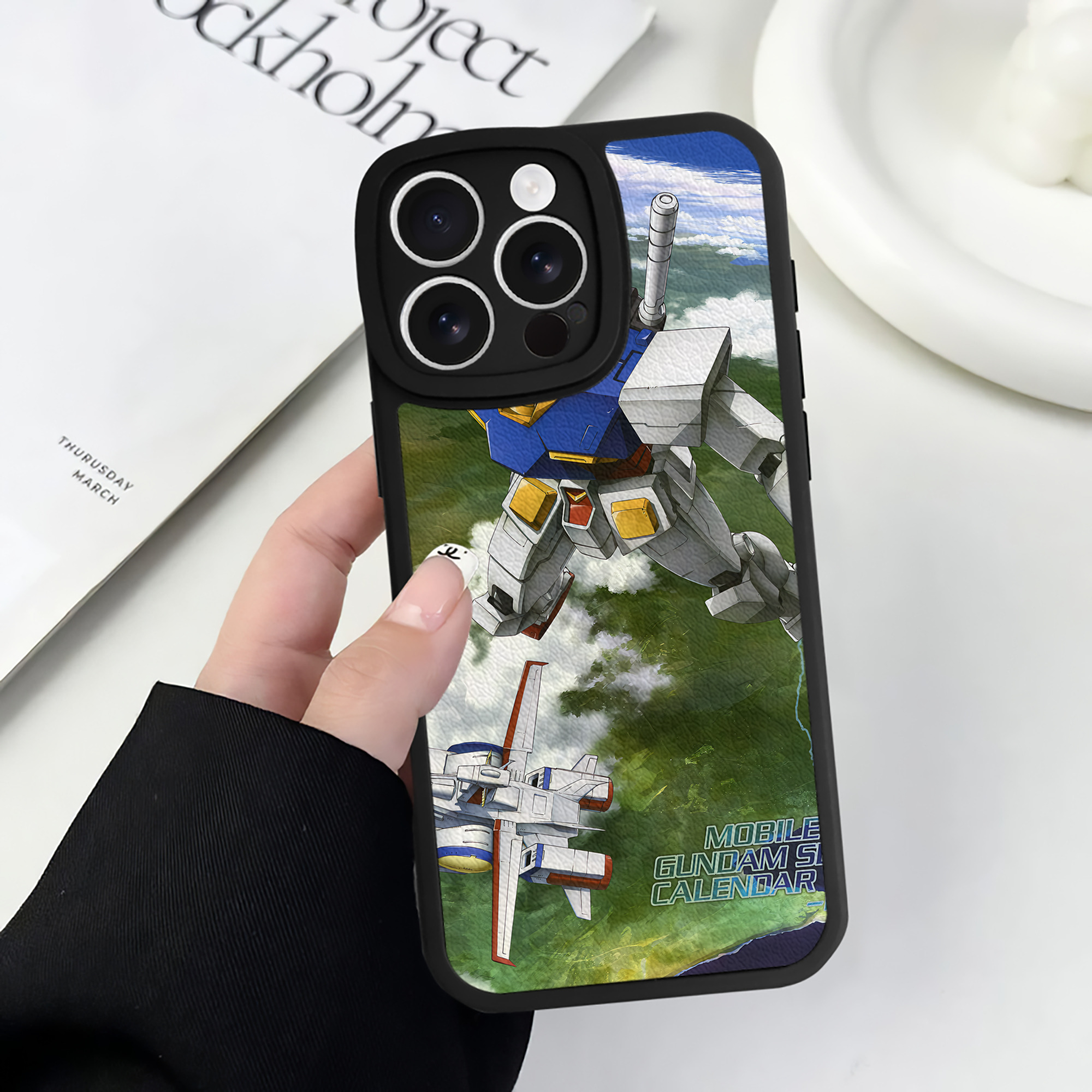 （画像用） 機動戦士ガンダム Mobile Suit Gundam 【iPhone 16シリーズ対応】シリコンスマホケース（レザー調） 材質：シリコン